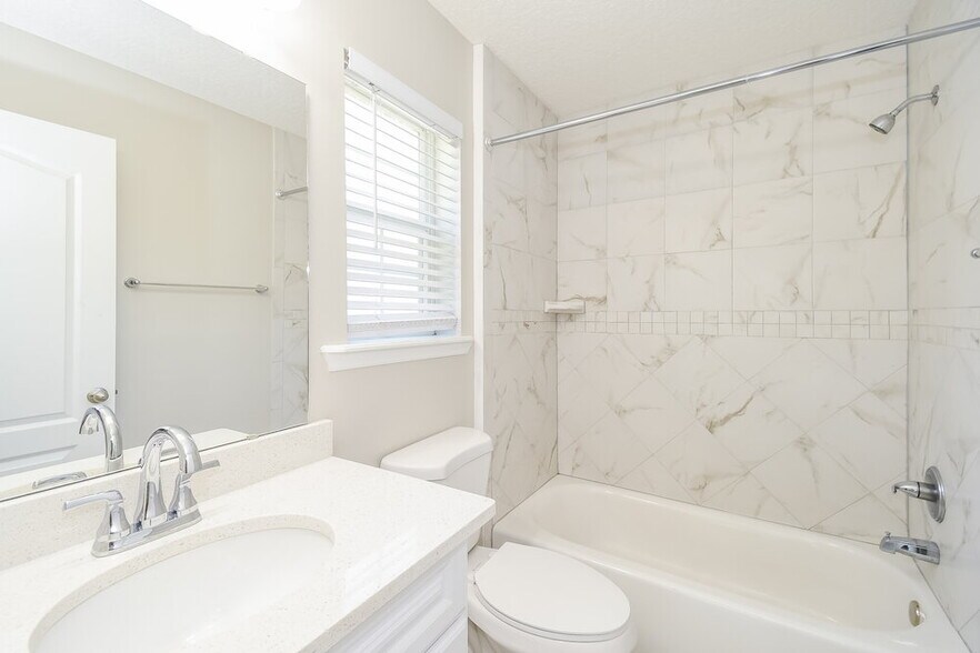 Building Photo - 1040 W 7th St