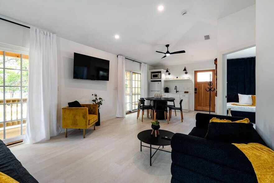 Building Photo - 28 W Castillo Dr