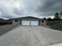 Building Photo - Brand new Green area 3 Bedroom 2 Bath Dupl...