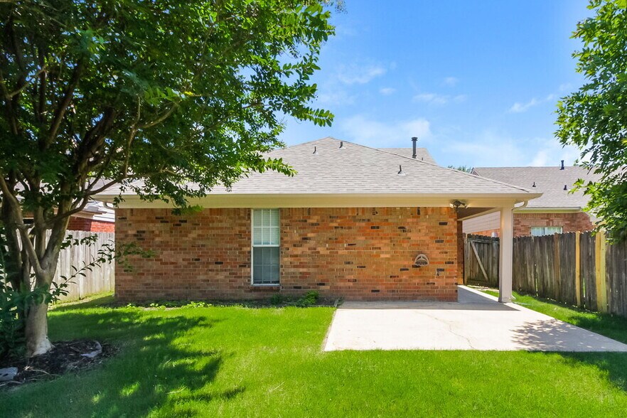 Building Photo - 824 W E Ross Pkwy