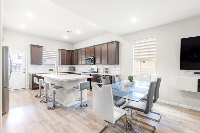 Building Photo - 5006 Sunway Dr