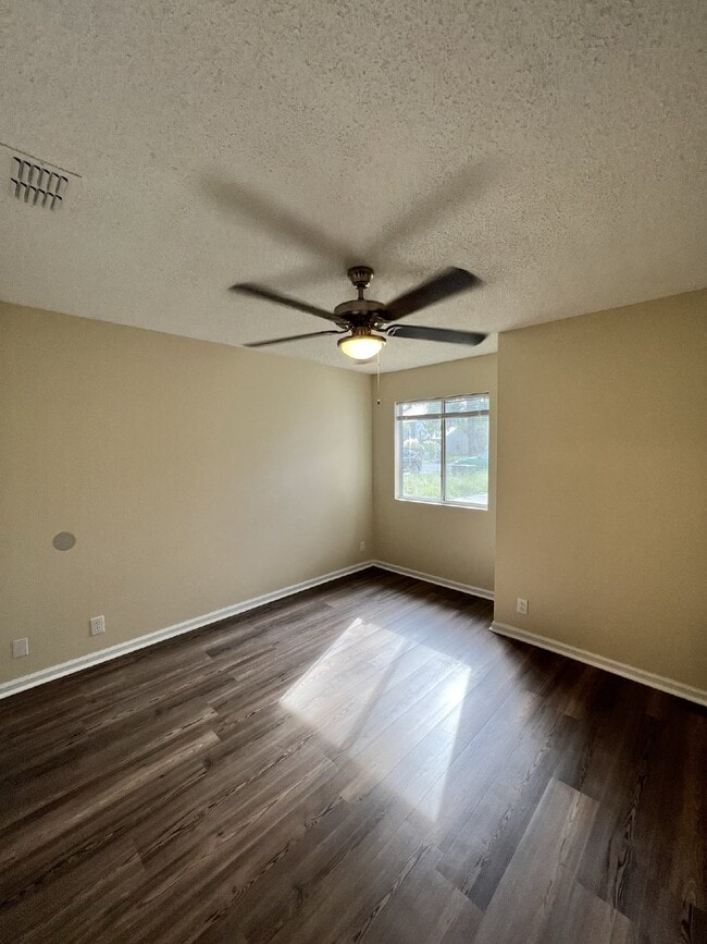Building Photo - Apartment for Rent