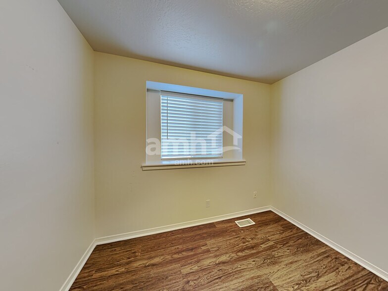 Building Photo - 2513 E Cinnamon Ln