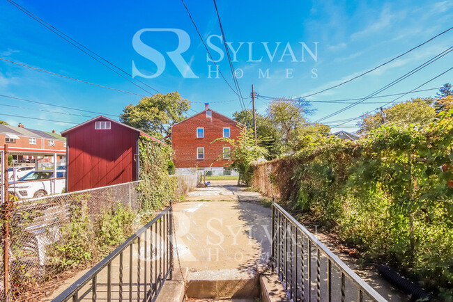 Building Photo - Lovely Townhome for You