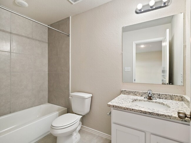 Building Photo - 3 Bed / 2.5 Bath Duplex with Private Yard