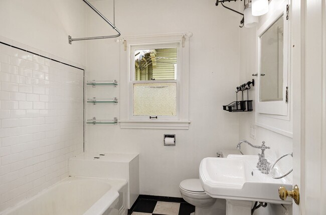 Building Photo - 2Bd/1Ba Seattle Home