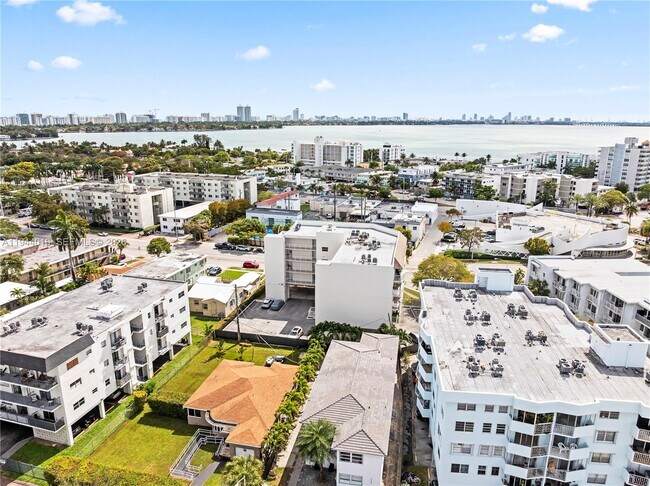 Building Photo - 1975 Normandy Dr