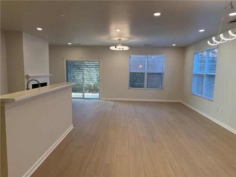 Building Photo - 3317 Fernview Dr