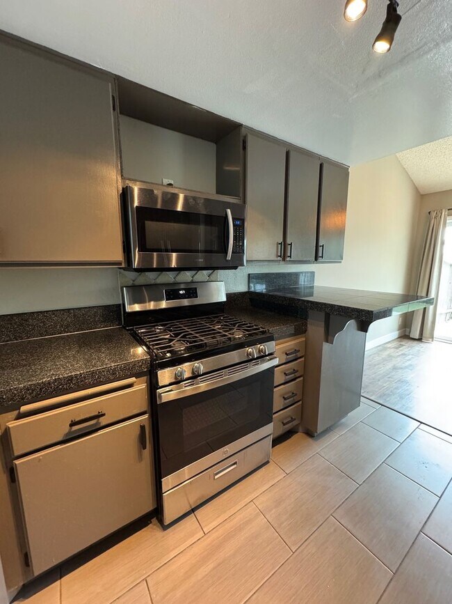 Building Photo - 2 Bedroom 2.5 Bathroom Condo for Rent Sout...