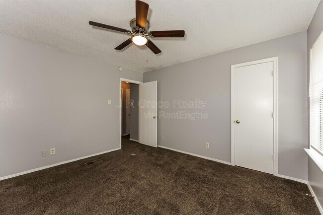 Building Photo - 5927 Shadydell Dr