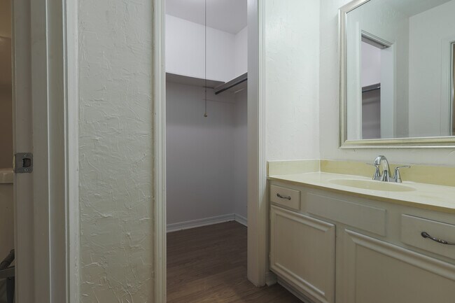 Building Photo - 10014 Stratmore Cir