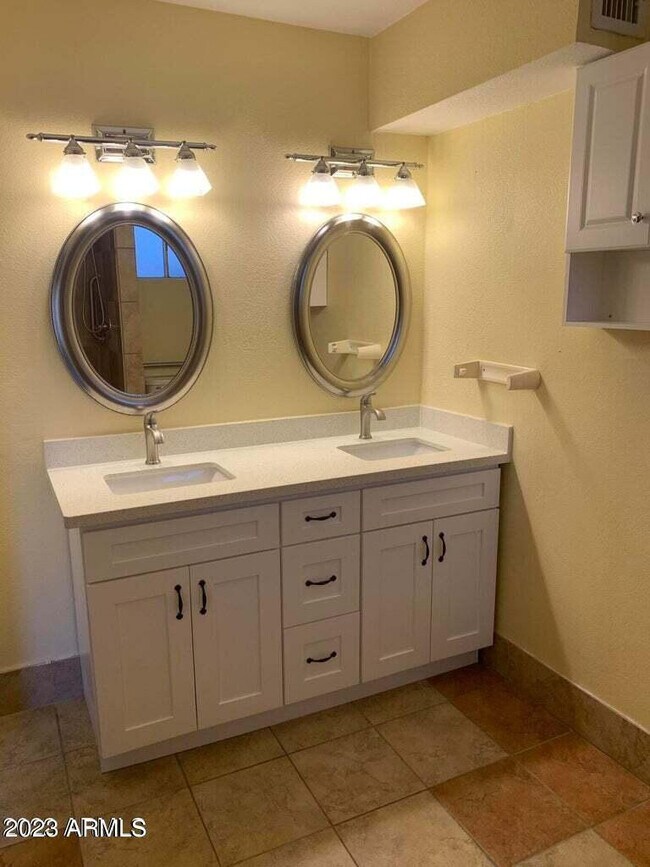 Building Photo - 557 S Sunwood Cir
