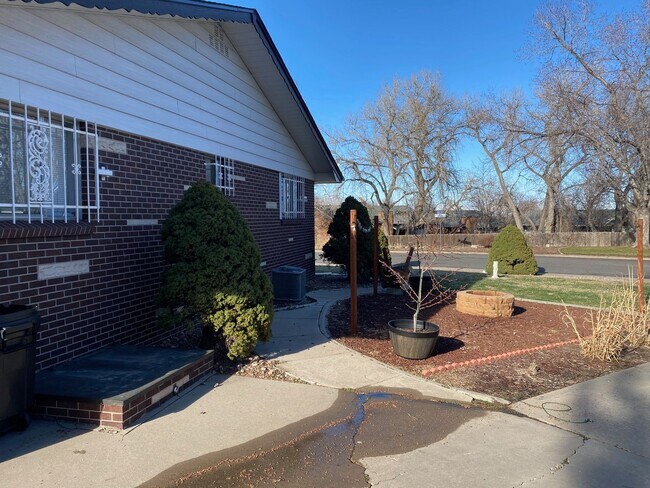 Building Photo - Charming 2BD, 1BA Wheat Ridge Duplex with 1-Car Garage