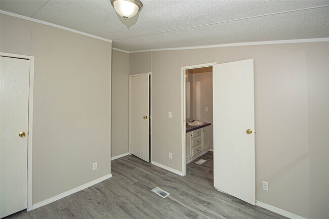 Building Photo - 613 River Rd