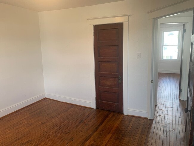 Building Photo - 2 Bedroom Detached House-East End York City