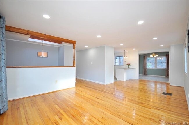 Building Photo - 44 Simsbury Manor Dr