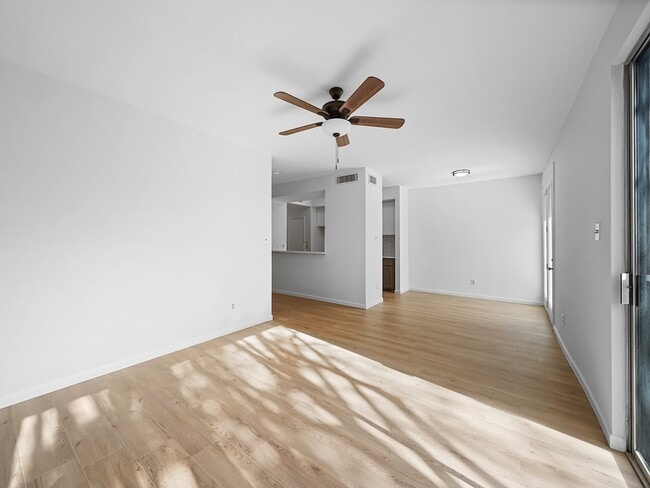 Building Photo - 2139 Lake Village Dr