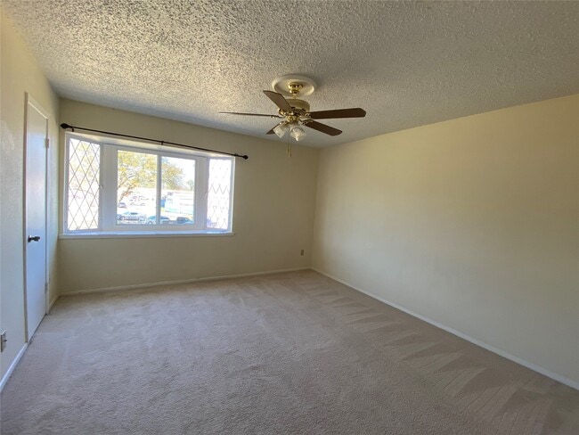 Building Photo - 8470 Leawood Blvd