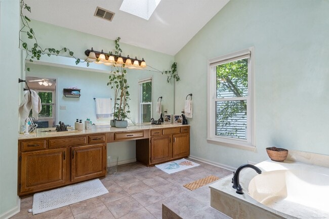 Building Photo - Beautiful 4BR, 3.5BA Tri-Level Home in Wel...