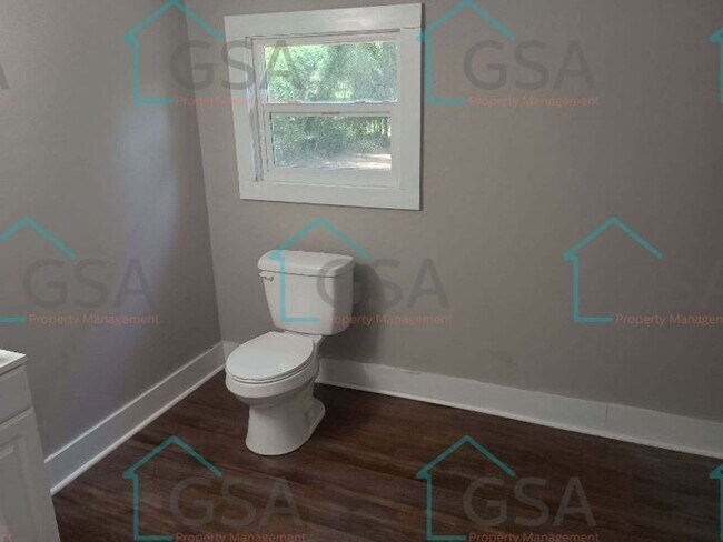 Building Photo - 4 Bedroom 2 Bath House!!