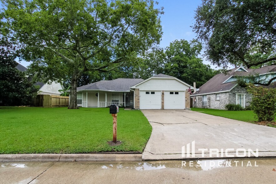 Building Photo - 824 Oakridge Dr