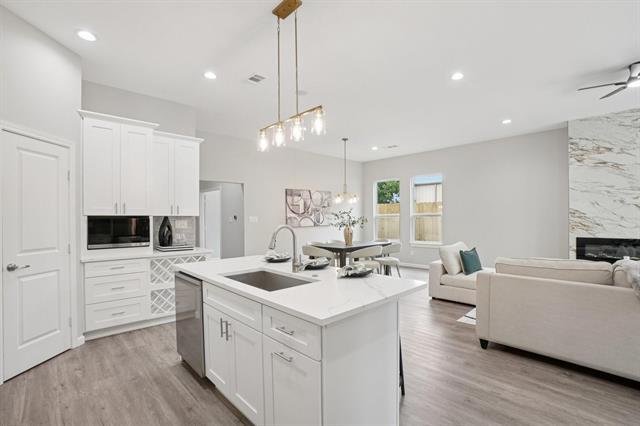 Building Photo - 4535 W Lake Highlands Dr