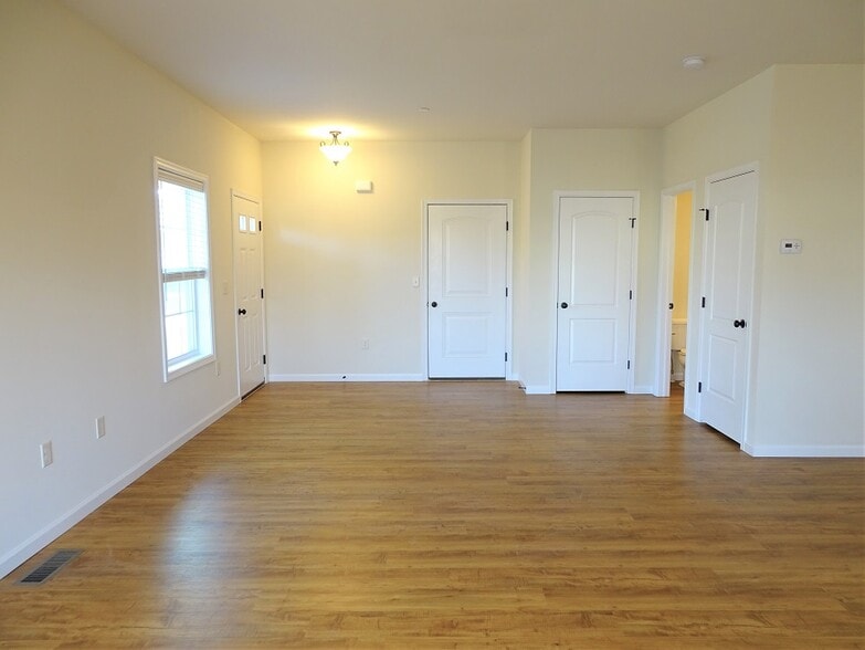 Building Photo - 345 Cedar Holw