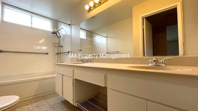 Building Photo - Nice 4 bedroom 2 bath Single family home in great neighborhood!