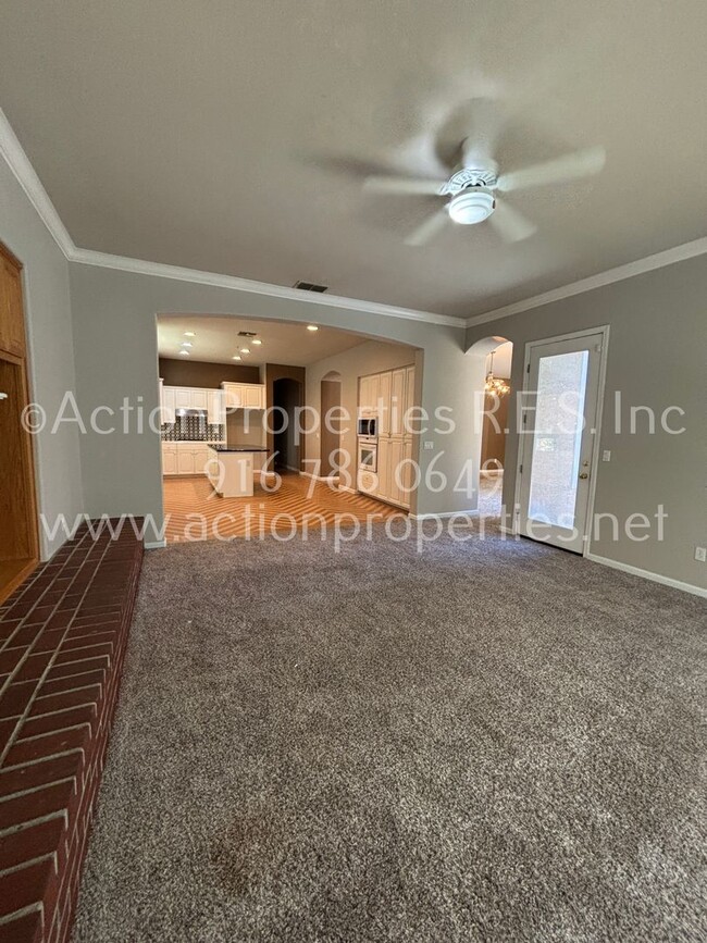Building Photo - Single Story, Possible In-law or Great Hom...