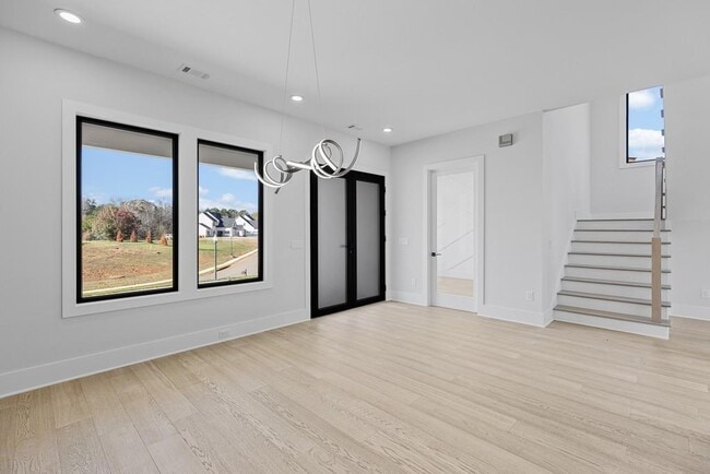 Building Photo - 555 Versailles Dr