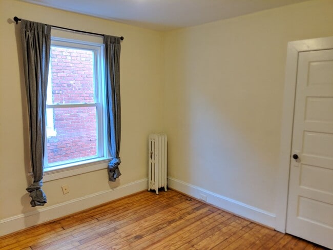 Building Photo - Charming Historic townhouse in downtown Frederick available mid June!