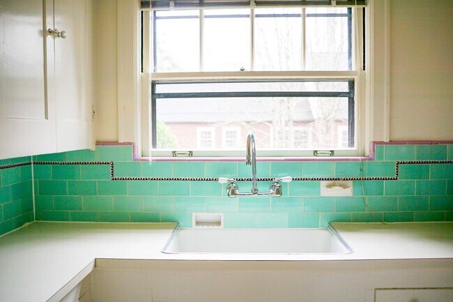 Building Photo - Amazing Vintage Tile, Arched Doorways, Built-ins & Courtyard in This Art-Deco Townhouse!