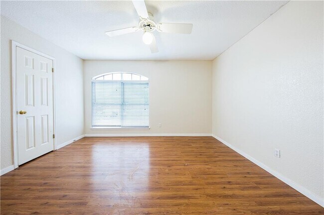 Building Photo - 1010 Laurelleaf Dr