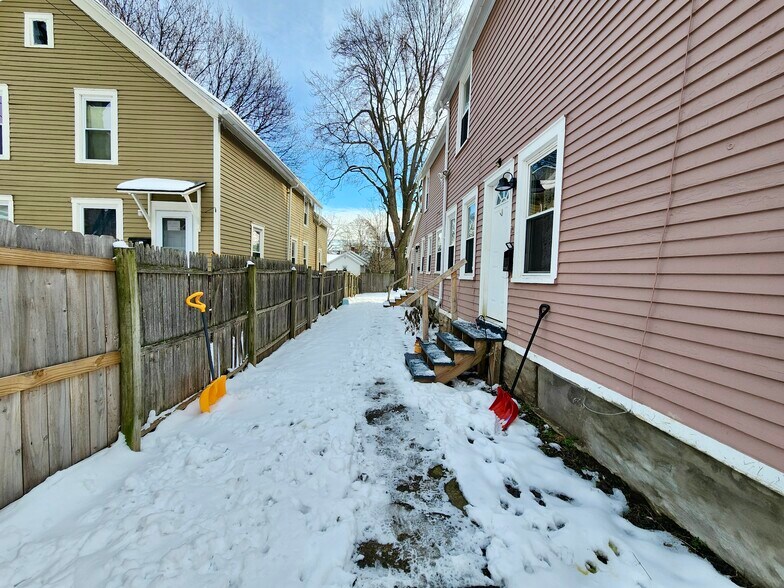 Building Photo - 814 South Ave