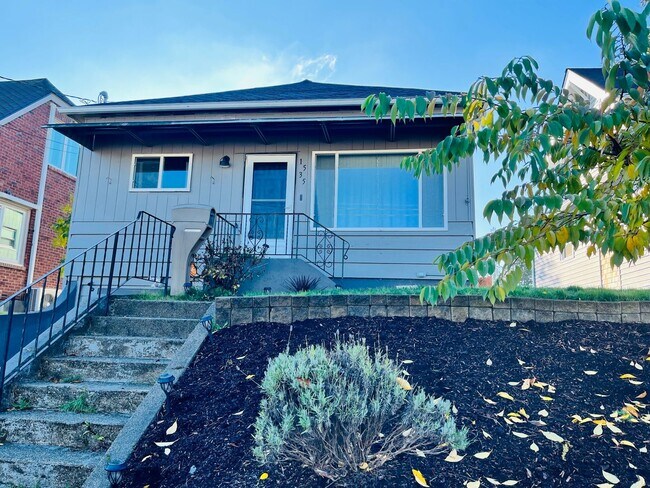Building Photo - Charming West Bremerton Home