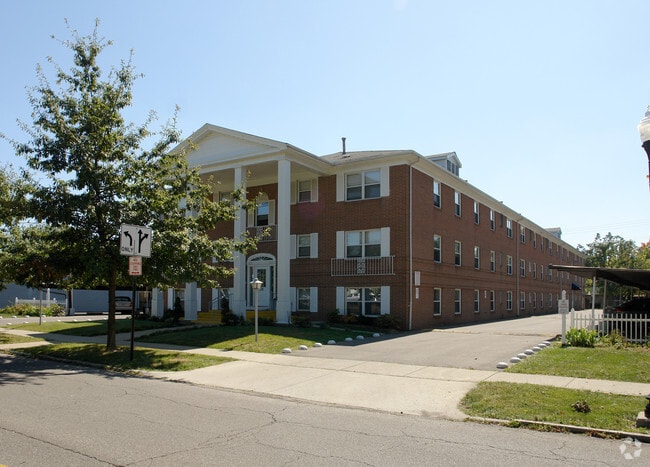 Building Photo - Indian Oaks