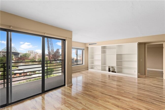 Building Photo - 1444 W 10th St