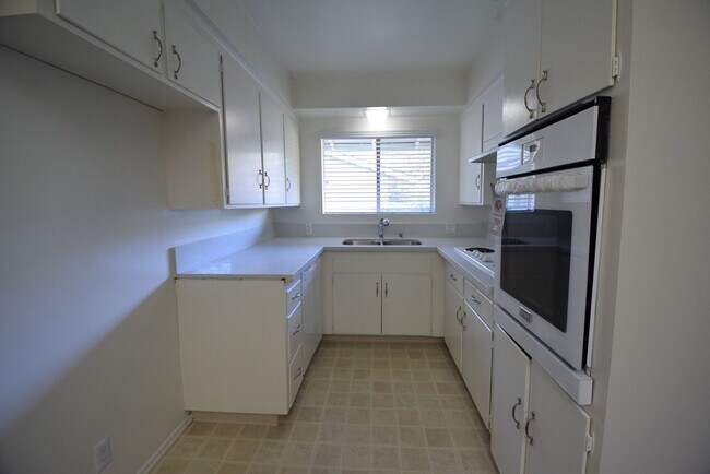 Building Photo - 24347 Newhall Ave