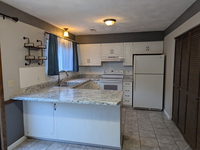 Kitchen with Bar Seating - 833 Nowland Ct