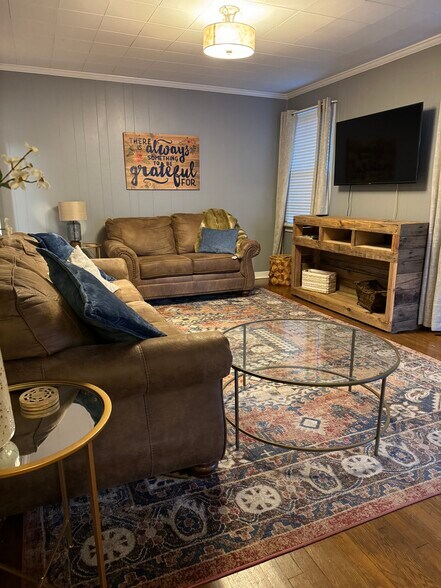 Living room - 1104 Kenwood Ave