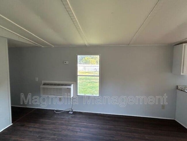 Building Photo - 538 Airport Rd