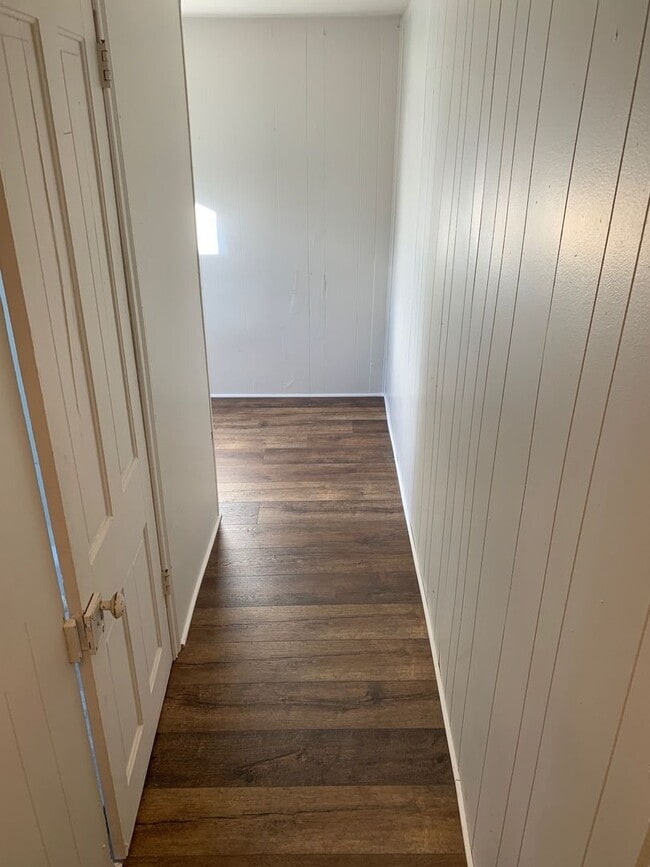 Building Photo - Spacious 2 Bedroom, 1 Bathroom with Bonus ...