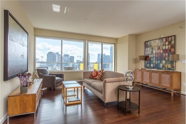 Building Photo - 800 W 5th St