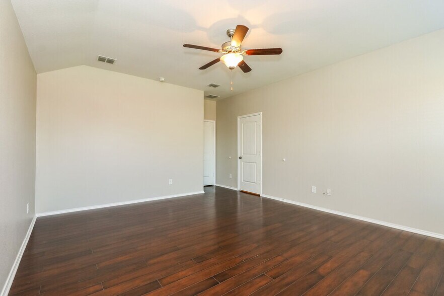 Building Photo - 900 W Bend Blvd