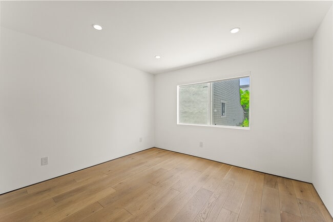 Building Photo - 13336 Maxella Ave