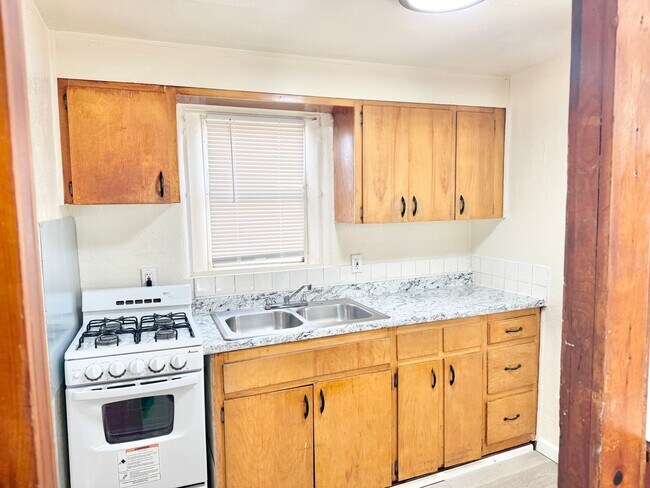 Building Photo - 1 Bedroom with Den Available Now