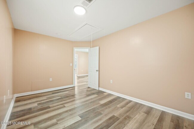 Building Photo - 143 Center Ave