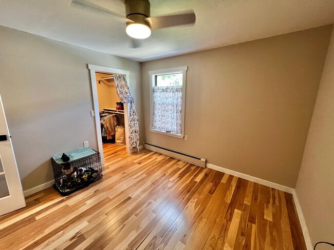 Building Photo - Tastefully updated 1 bedroom, 1 bathroom c...