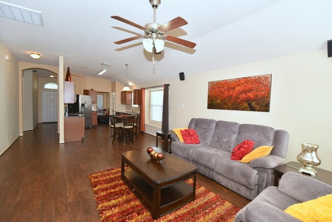 Building Photo - BEAUTIFUL 3 BEDROOM 2 BATH WITH WOOD TILE ...