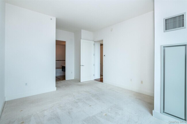 Building Photo - 175 Huguenot St